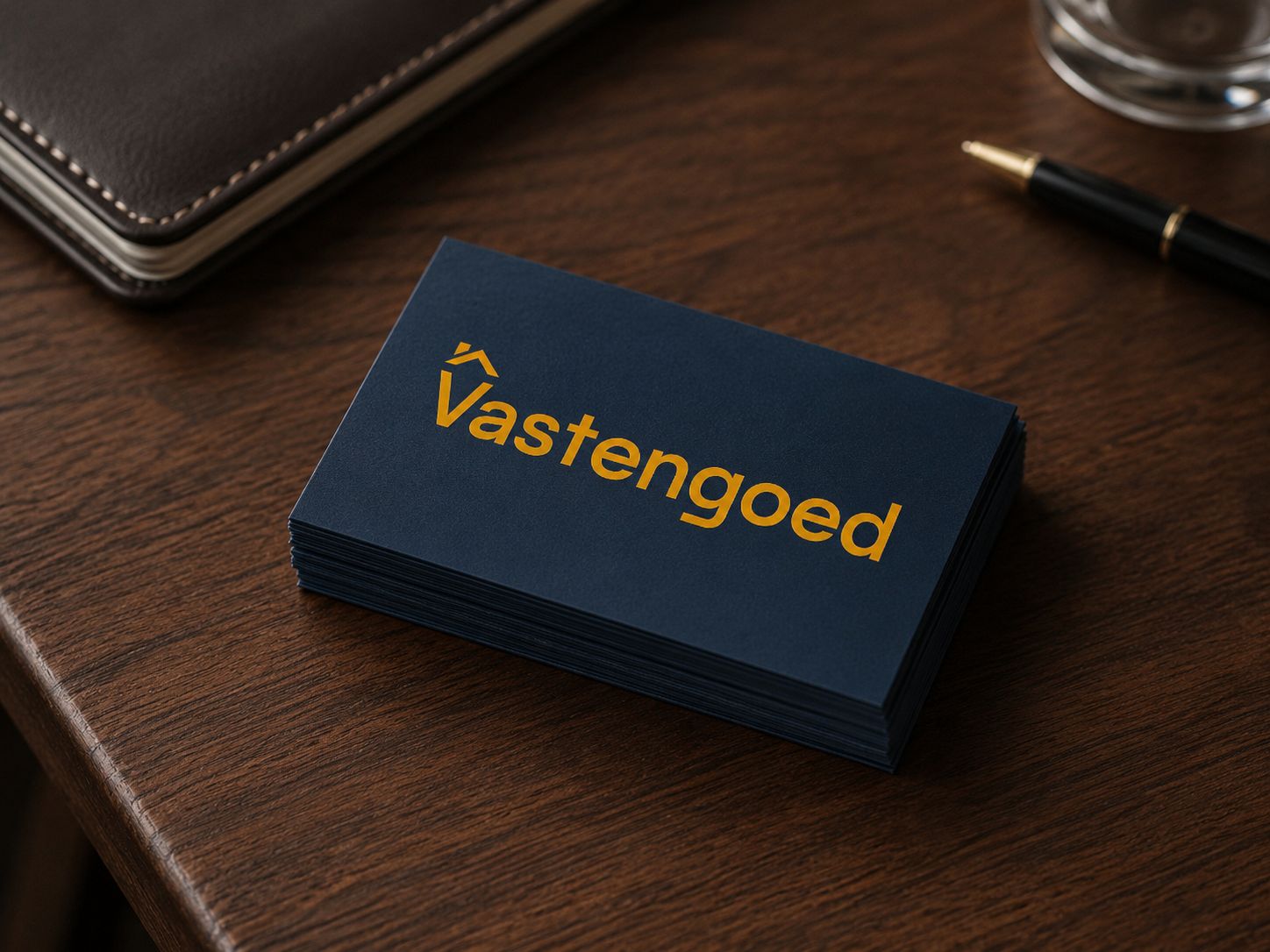 Vastengoed-kaartjes en blauwe box op houten tafel